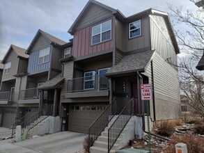 Building Photo - Updated Townhome Close to Garden of the Gods!