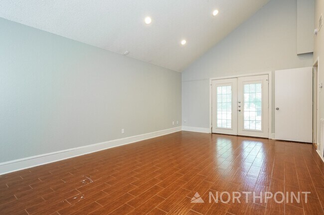 Building Photo - 4 BR/3.5BA | Newly Renovated Single Family Home | 1-Car Covered Parking |Backyard Deck
