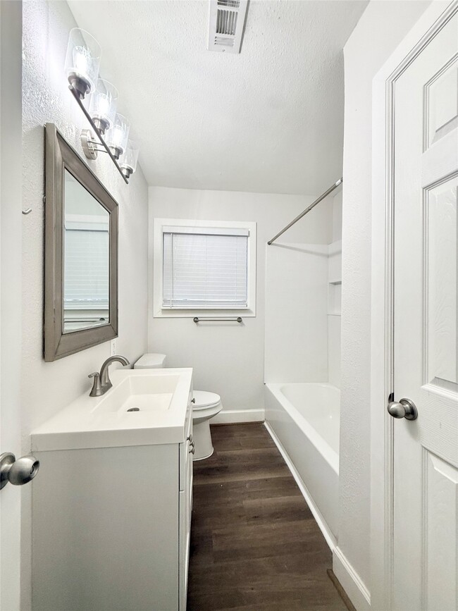 Building Photo - 137 Laurel St