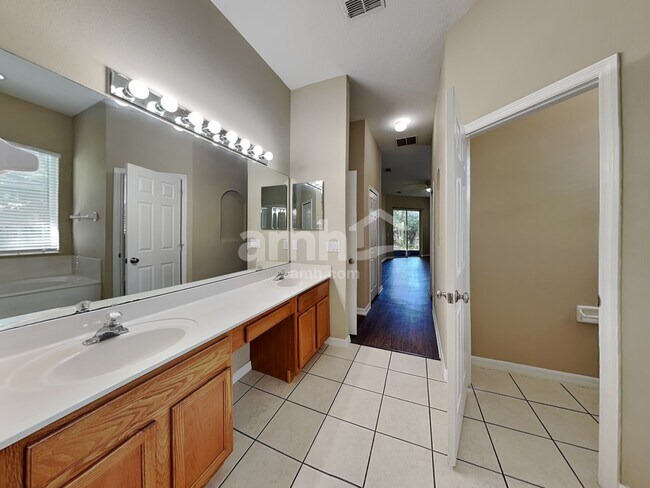 Building Photo - 2042 Ancient Oak Dr