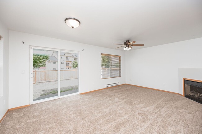 Building Photo - 3 Bedroom 2.5 Bath with fenced yard