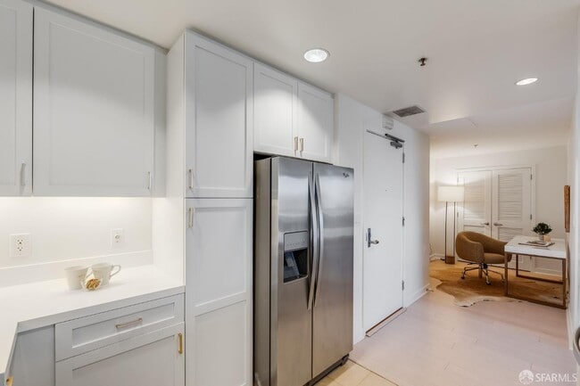 Building Photo - 260 King St