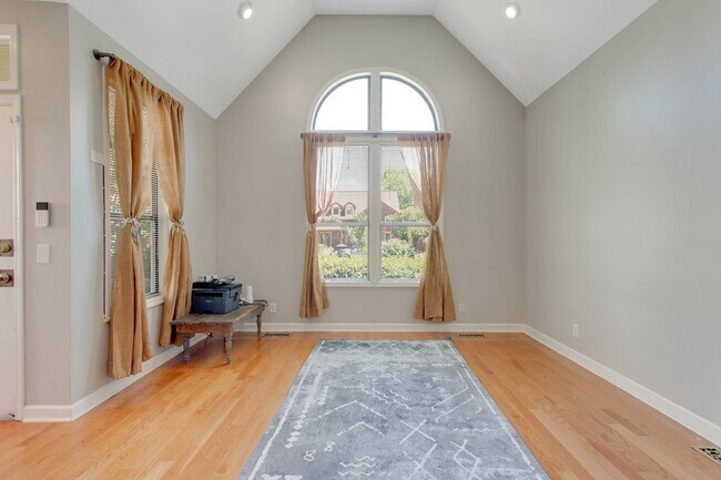 Building Photo - Charming 2 Bed 2 Bath Home on Historic Rus...