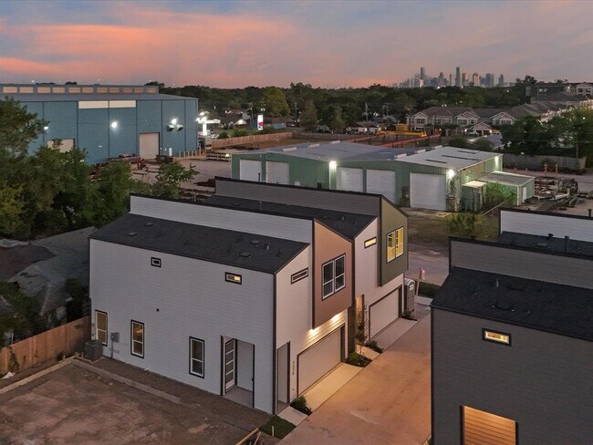 Building Photo - 225 Noras Ln