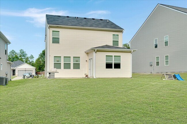 Building Photo - MOVE IN READY