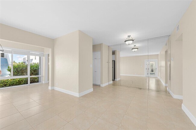 Building Photo - 425 Bayshore Dr