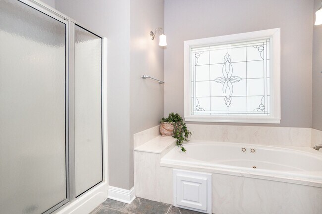 Building Photo - Historic Highland Road Beauty with Bayou V...