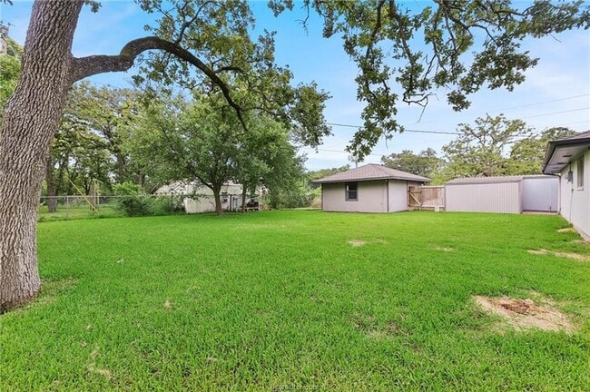 Building Photo - 1031 Rose Cir