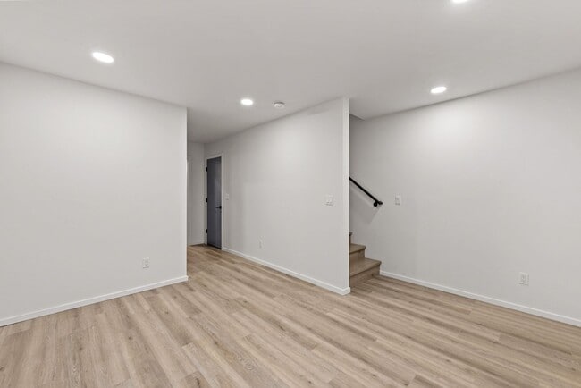 Building Photo - 3 bed /3 bath newer townhome in Green Lake!