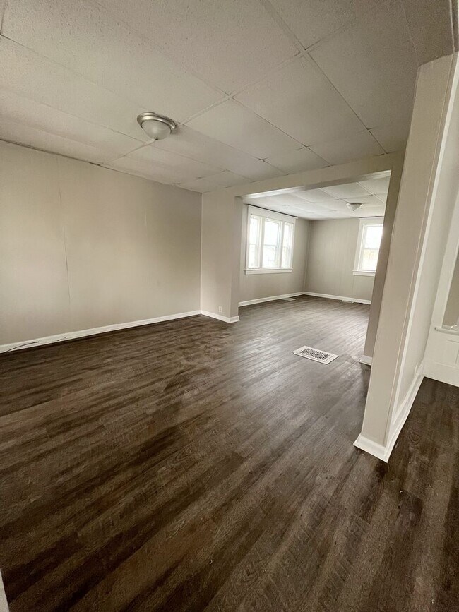 Building Photo - Stunning 3 bedroom, 2 bathroom two story h...