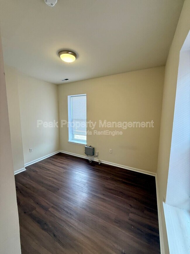 Building Photo - 1110 W Main St