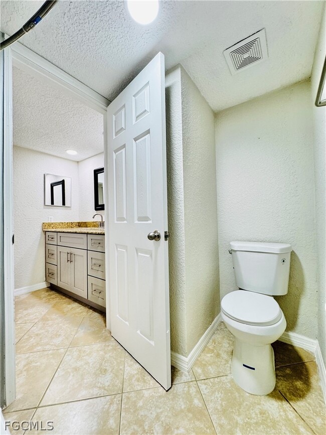 Building Photo - 5205 Cedarbend Dr