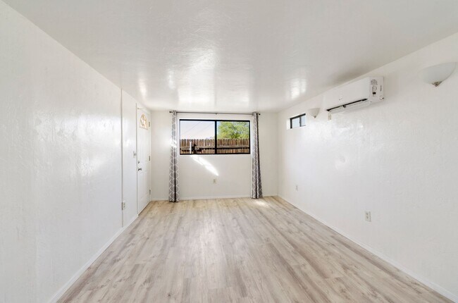 Building Photo - Charming Studio Unit - Near U of A Main Campus!