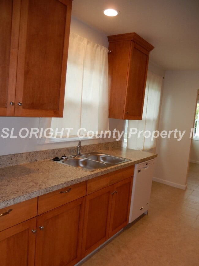 Building Photo - AVAILABLE AUGUST- Recently Remodeled - 1 Block from Poly