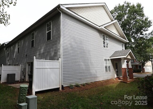 Building Photo - 10979 Princeton Village Dr