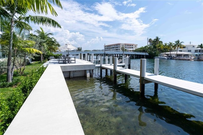 Building Photo - 8425 Crespi Blvd