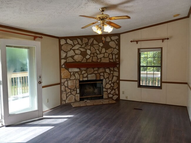 Building Photo - FOR RENT: Beautiful 3 Bed / 2 Bath Spaciou...