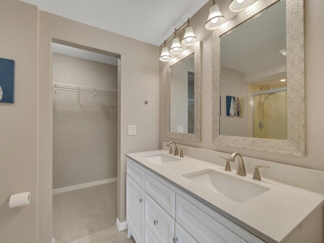 Building Photo - 3206 S Lakeview Cir