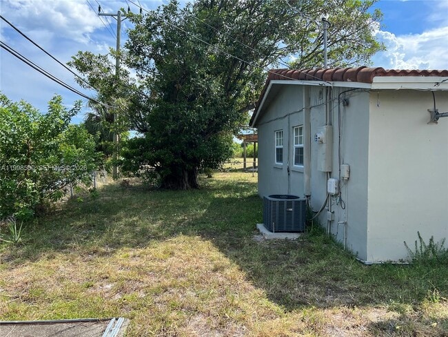 Building Photo - 1710 NW 5th Ave