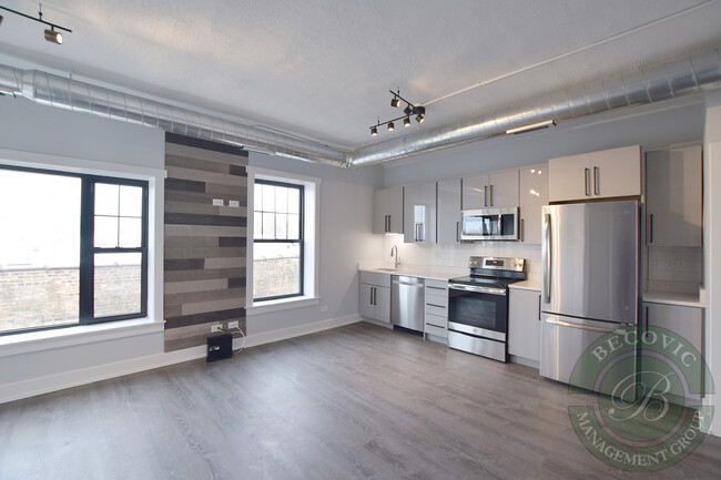 Ultra Modern Studio !!!! - 7645 N Sheridan Rd