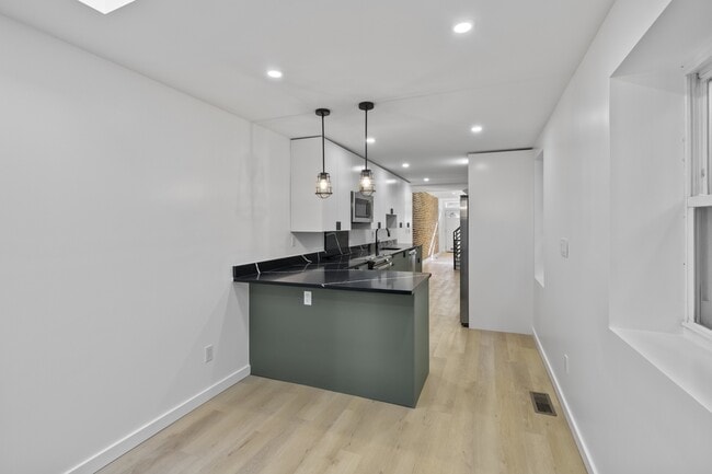 Building Photo - 105 S Poppleton St