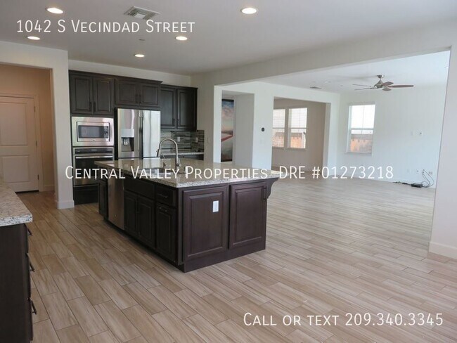 Building Photo - 1042 S Vecindad St