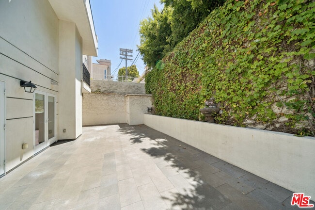 Building Photo - 1529 S Beverly Dr