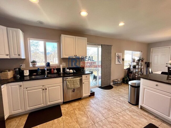 Building Photo - 2550 Bellamy St