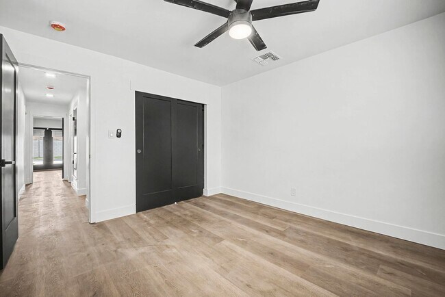 Building Photo - Tempe 5 bedroom 3 bath with pool and HUGE yard