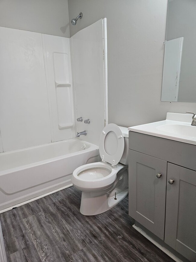 Building Photo - 2 Bed 1 Bath Duplex