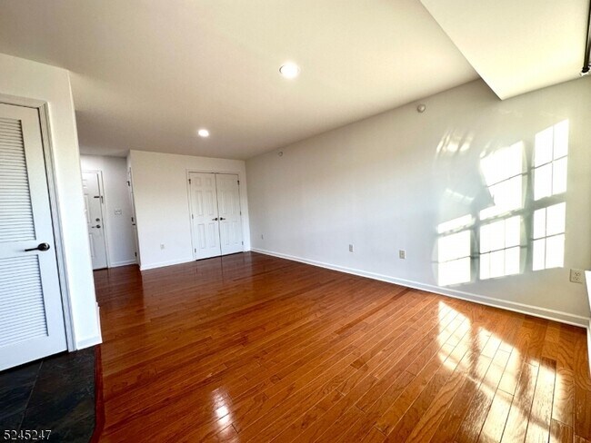 Building Photo - 594 Jefferson Ave