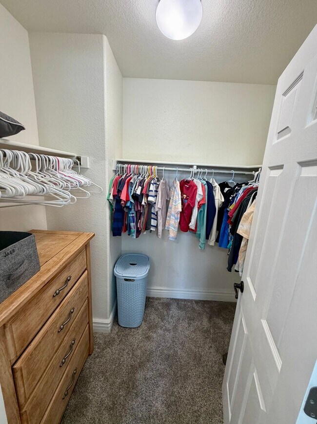 Building Photo - Spacious 6-bedroom, 2.5-bathroom home in Chandler, Welcome to the family friendly community of Su...