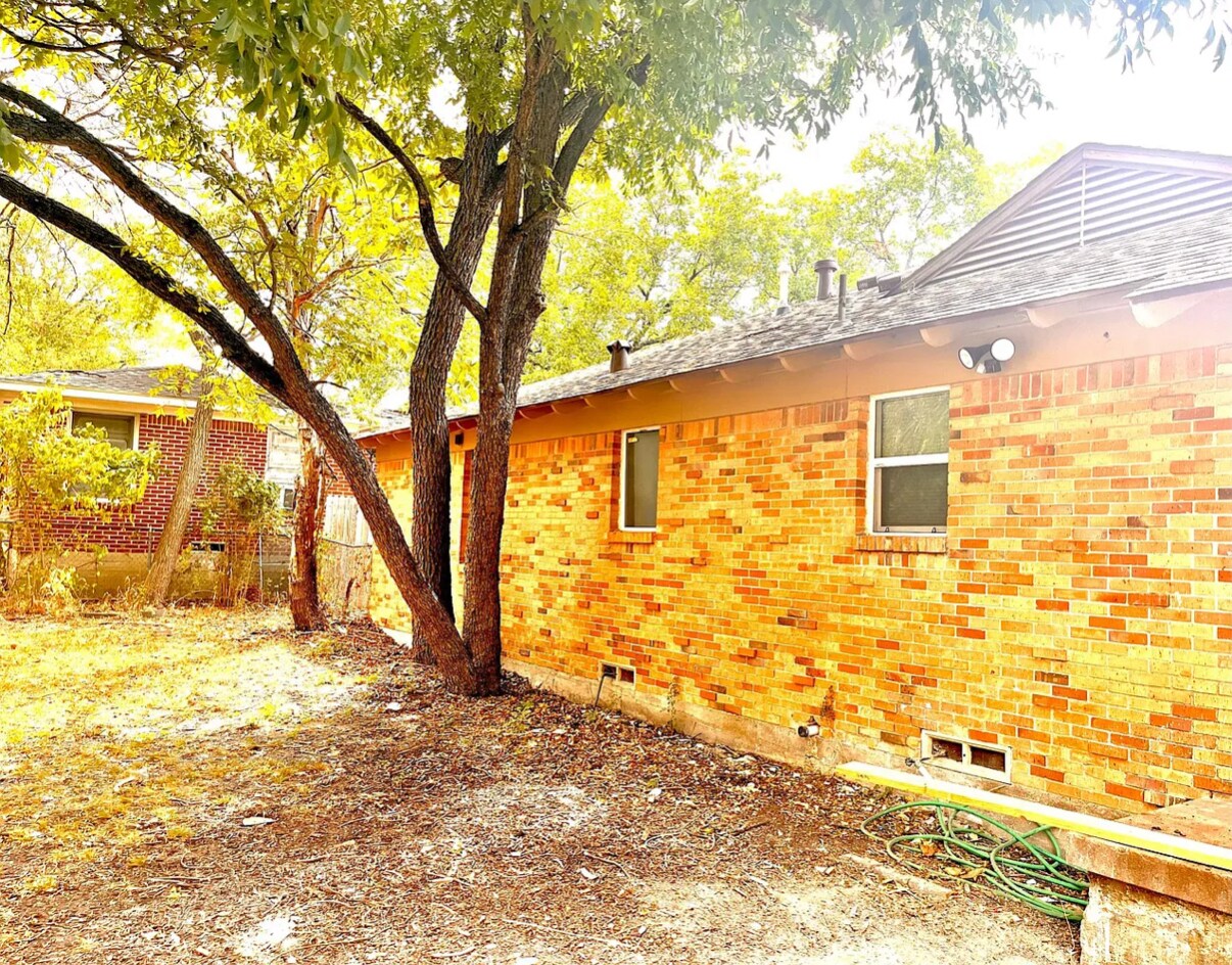 Building Photo - 1715 Essex Ave