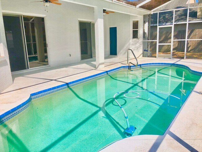 Building Photo - Stunning 3BD/2BTH Pool Home in Tarpon Spri...