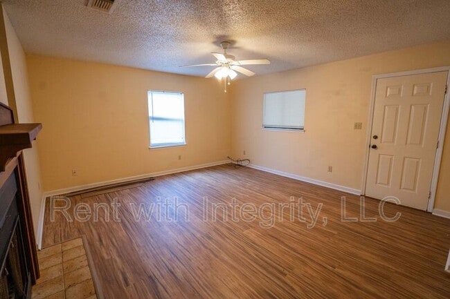 Building Photo - 1500 Twin Lakes Cir