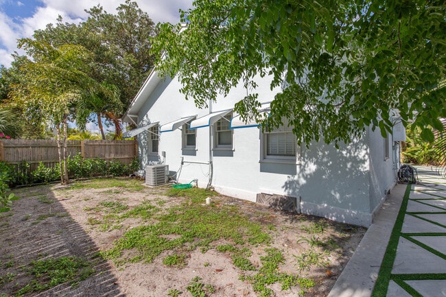 Building Photo - 435 56th St