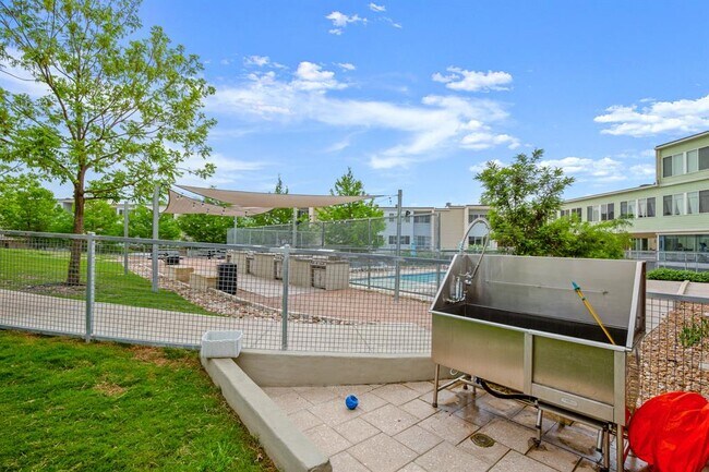 Building Photo - 604 N Bluff Dr