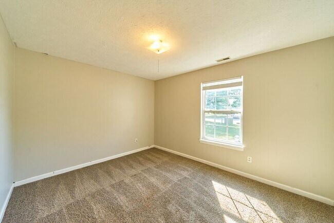 Building Photo - 3 Bedroom 2 Full Bath In Peaceful Franklin...