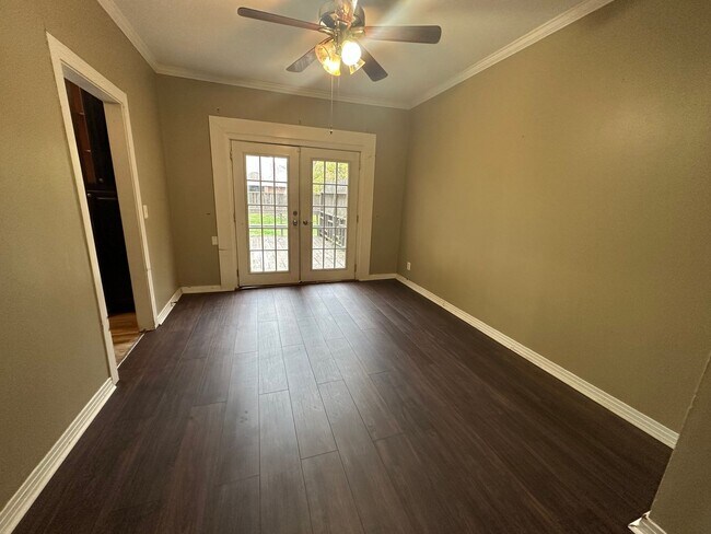Building Photo - Broadmoor 3 Bedroom
