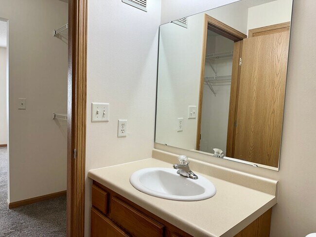 Building Photo - 2 Bedroom 2 Bath - South Fargo - April 1st