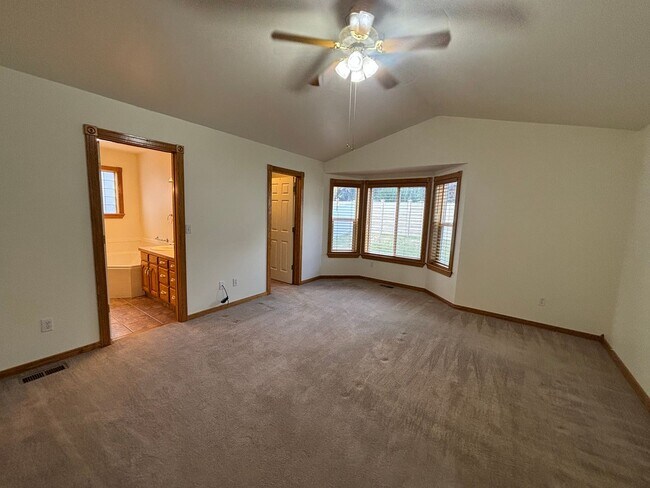 Building Photo - Beautiful 2 Bedroom 2 Bathroom Storage Galore!