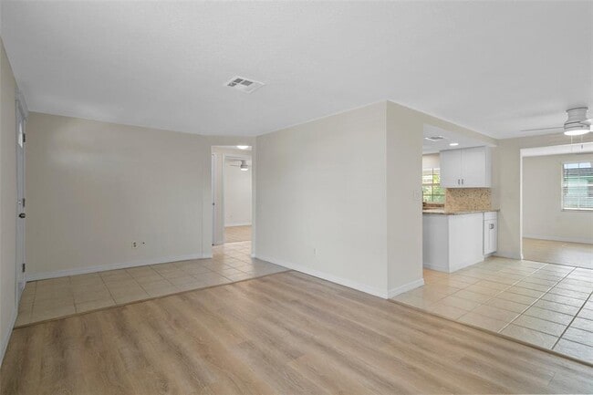 Building Photo - 9740 Lamantin Dr