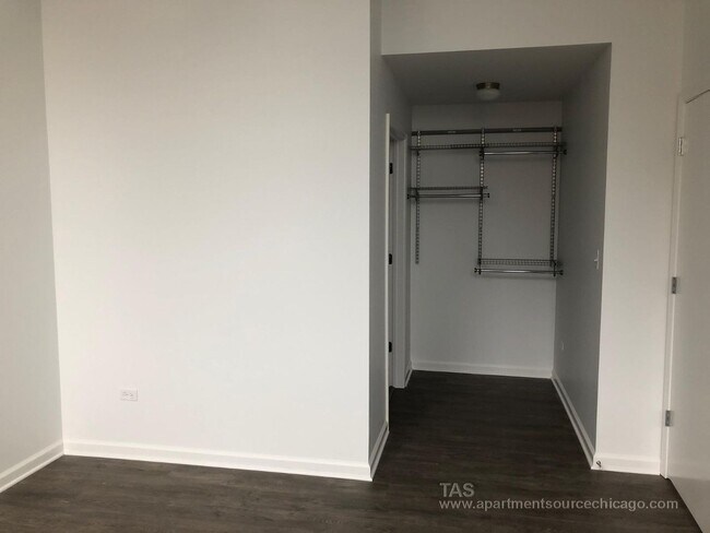 Building Photo - Loft-style condo-quality 3 Bed/2 ba IN UNIT LAUNDRY