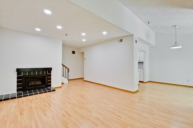 Building Photo - Beautifully Remodeled 3BR 2.5BA Townhouse in Great Community in Mountain View