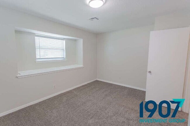 Building Photo - Charming 3-Bedroom Home in Moore with Spac...