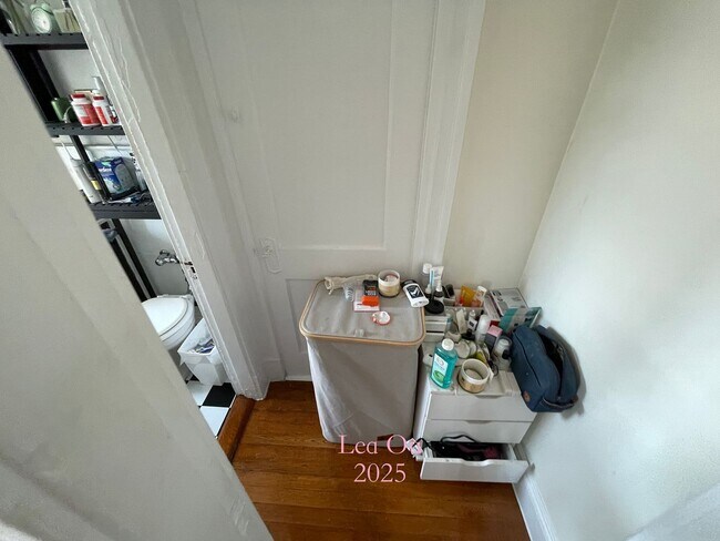 Building Photo - NO BROKER FEE! Available 9/1 Studio in Fen...