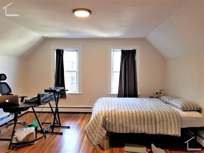 Building Photo - Gem, XL Apt in Packards Corner with SERIOUS Renovation!   Near Boston University, Perfect for Stu...