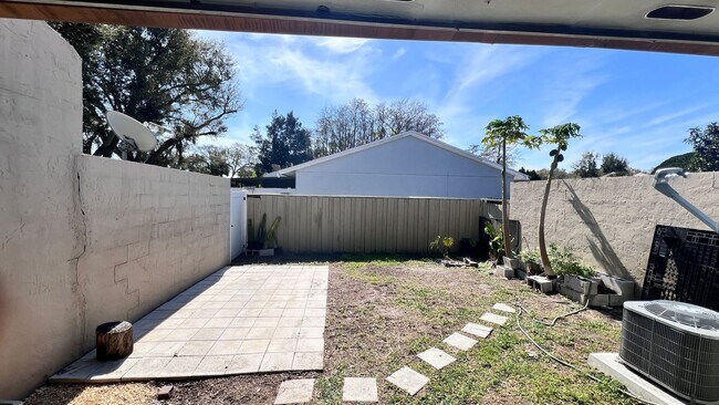 Building Photo - 2 Bedroom/1 Bath Townhome in Orlando!