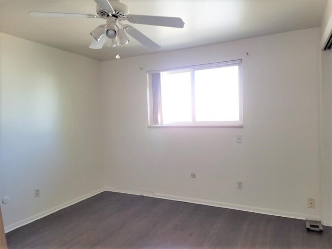 Building Photo - 2 bedroom 1 bath duplex with attached gara...