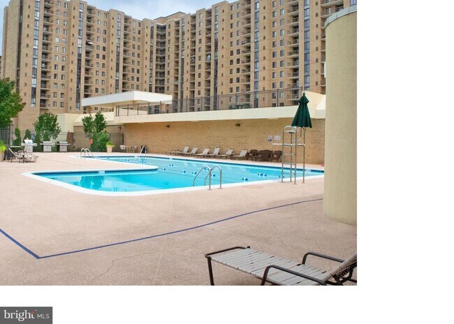 Building Photo - 4500 S Four Mile Run Dr